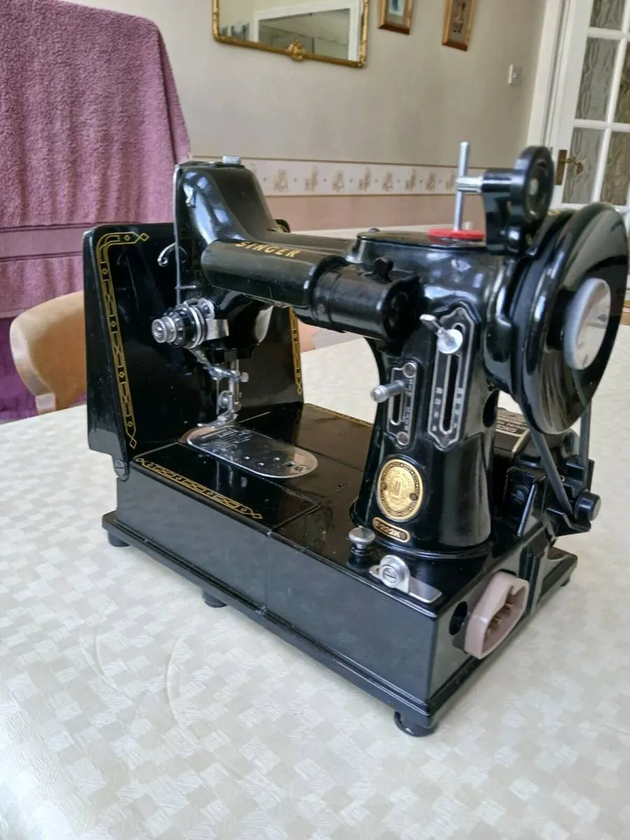 Singer featherweight - Image 1