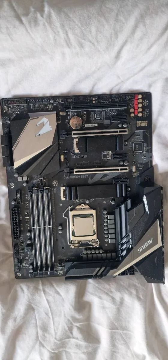 Gigabyte Z390 AORUS PRO with Cpu - Image 1