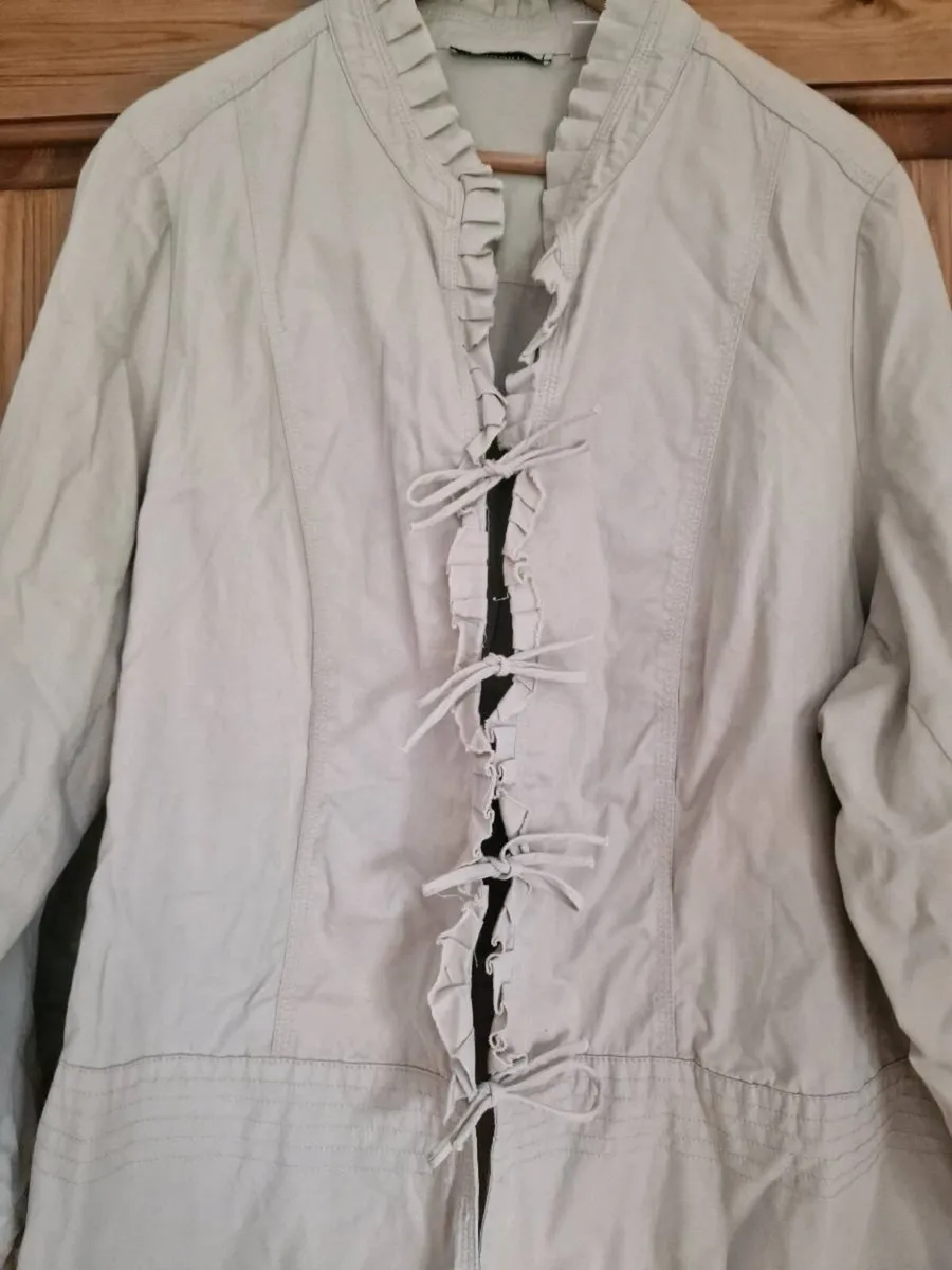 Selection of ladies jackets sz 28 - Image 1