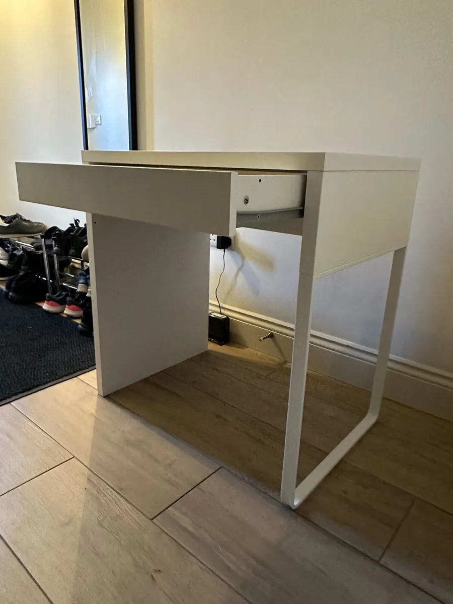 Desk for computer - Image 1
