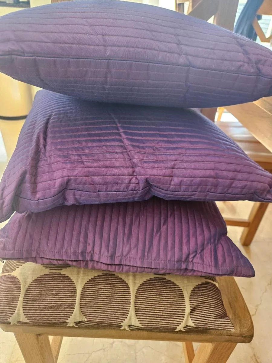 4 cushions