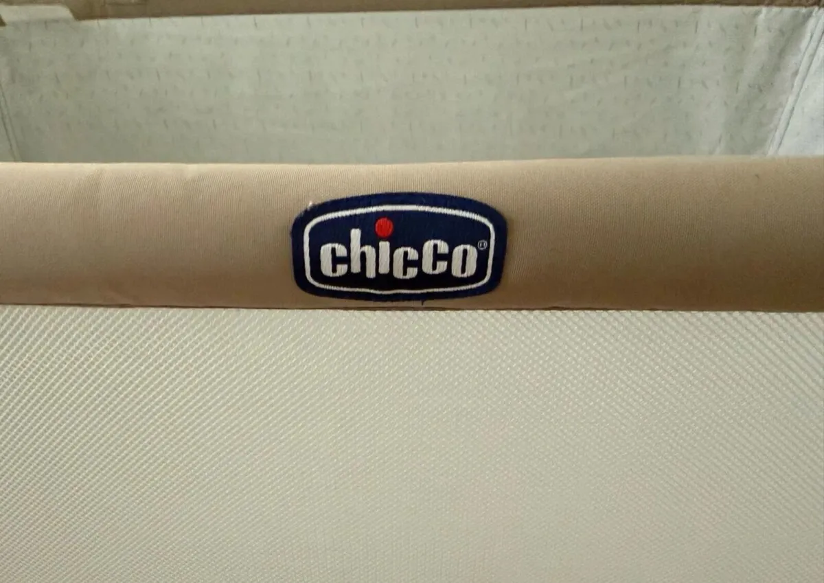 Chicco bedside crib - Image 4