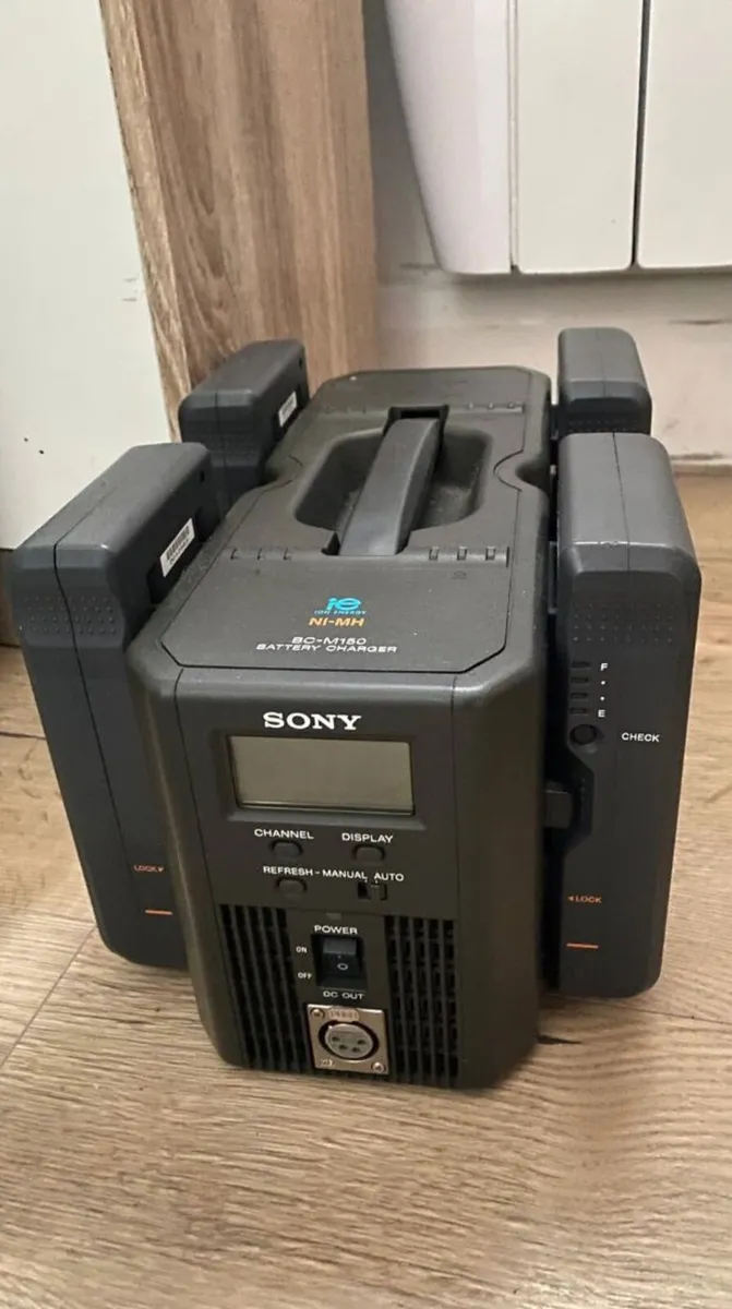 Sony BC-M150 Battery Charger + 4 Sony Battery - Image 1