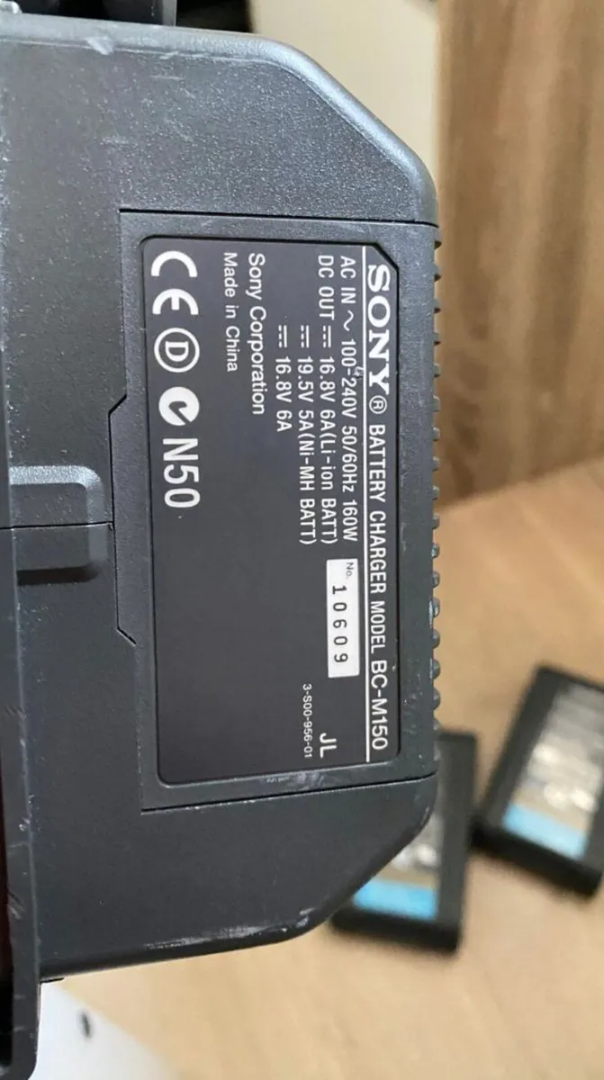 Sony BC-M150 Battery Charger + 4 Sony Battery - Image 2