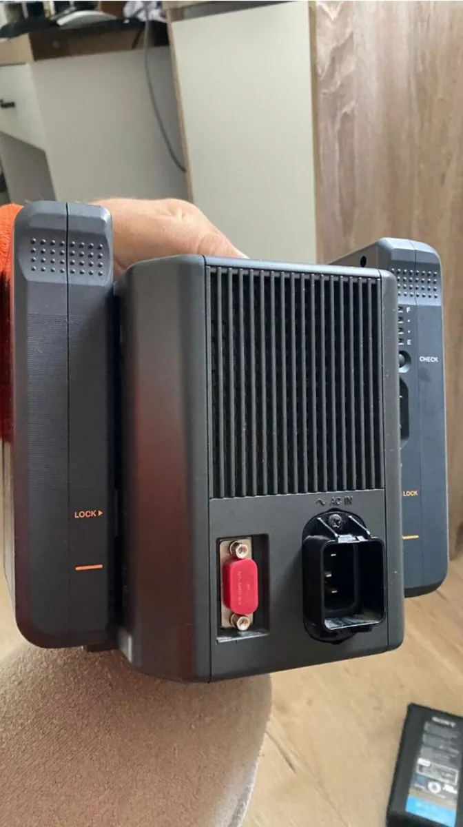 Sony BC-M150 Battery Charger + 4 Sony Battery - Image 3