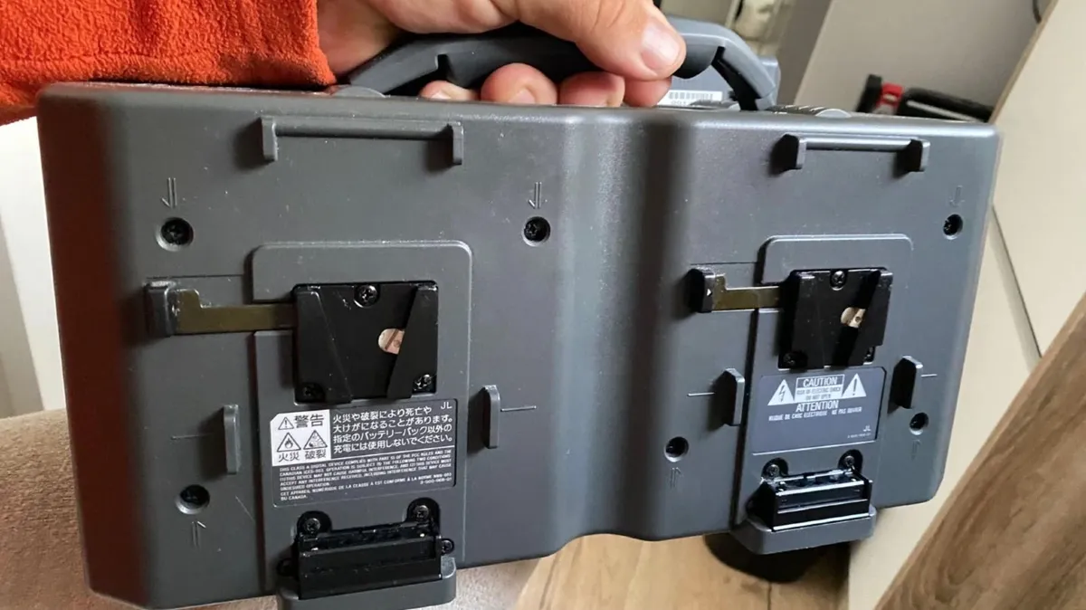 Sony BC-M150 Battery Charger + 4 Sony Battery - Image 4