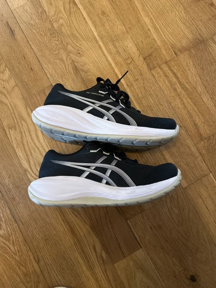 ASICS GelCumulus 28 trainer perfect condition - Image 3