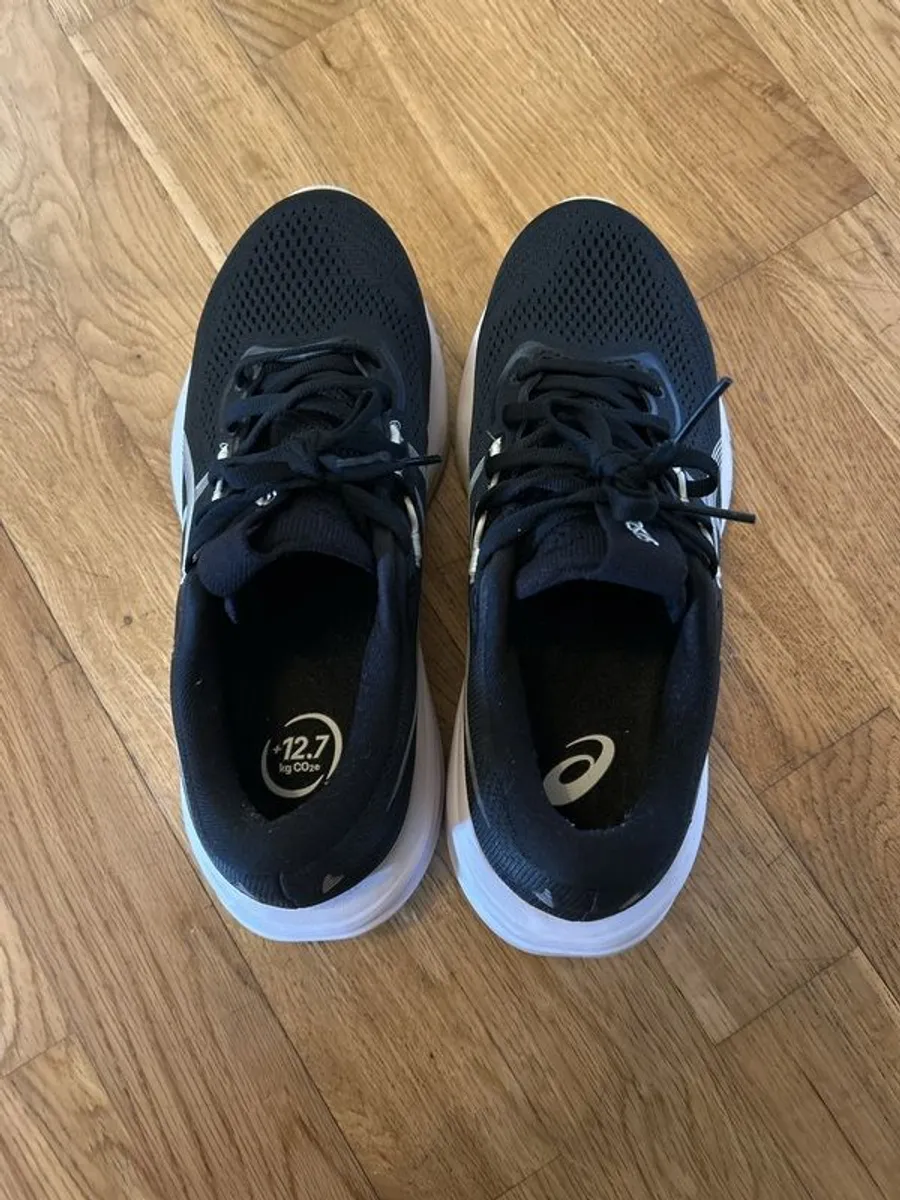 ASICS GelCumulus 28 trainer perfect condition - Image 1