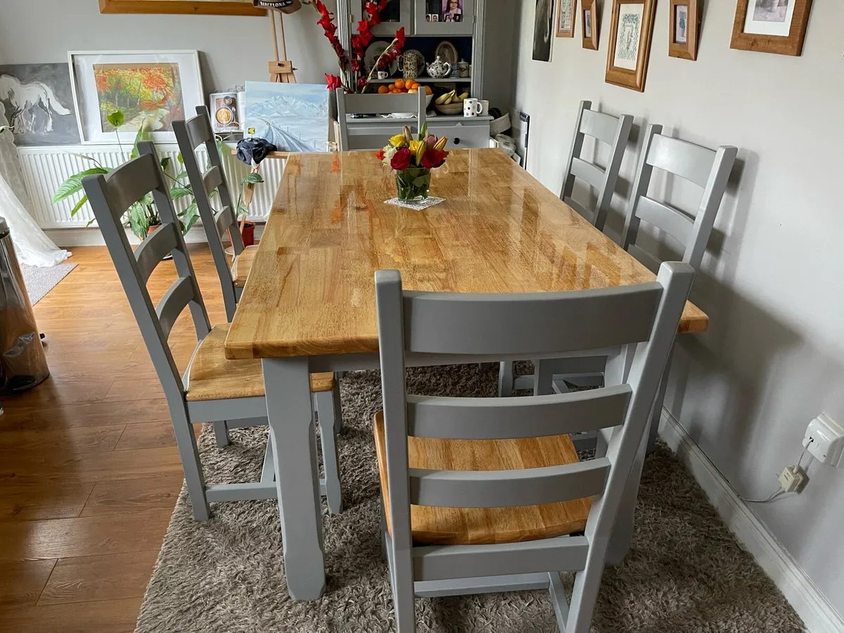 Table and chairs - Image 1
