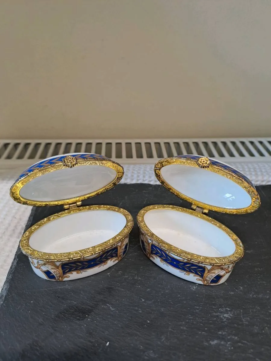 Pair of Blue & Gold Porcelain Trinket Boxes - Image 2