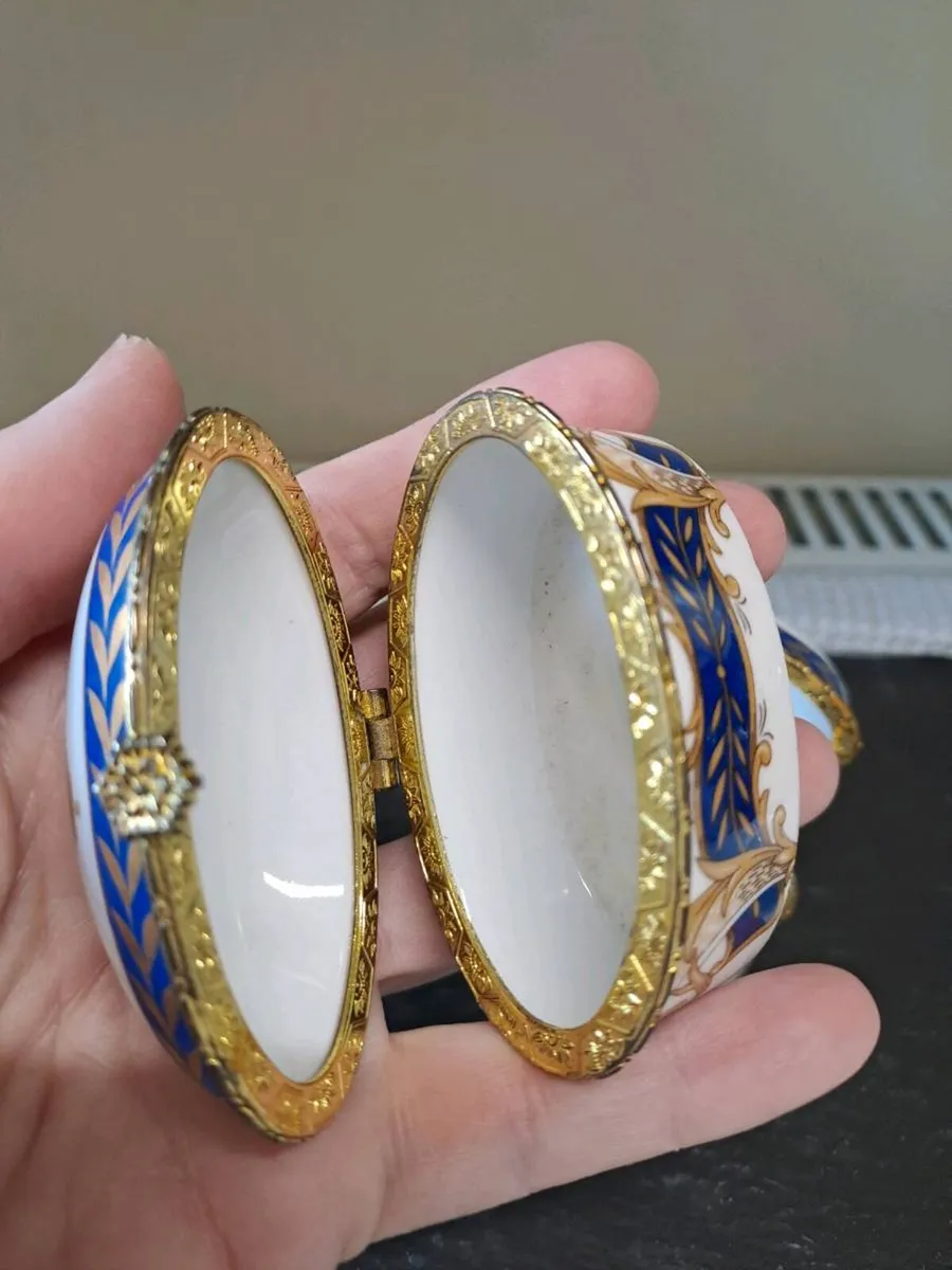 Pair of Blue & Gold Porcelain Trinket Boxes - Image 3