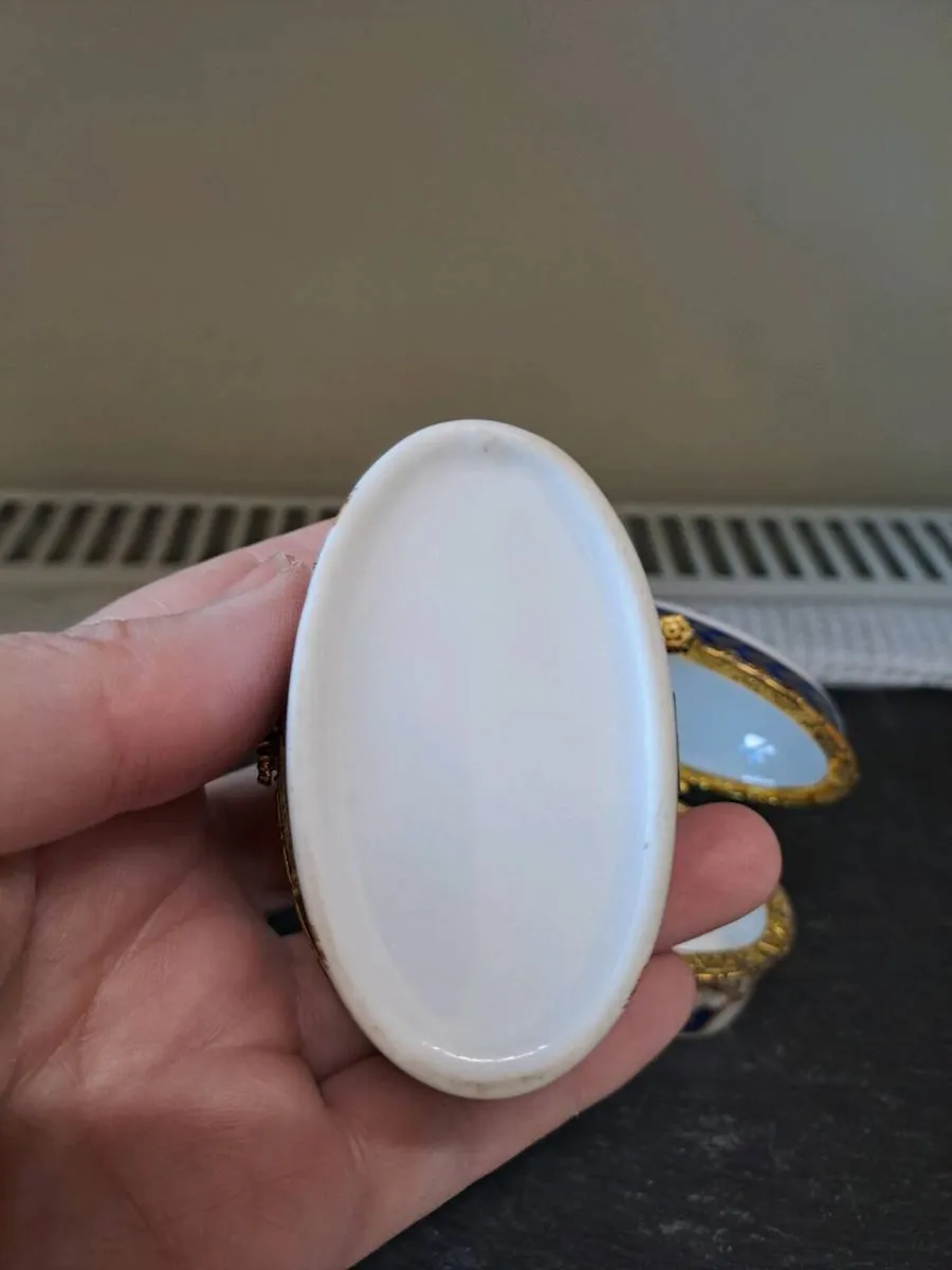 Pair of Blue & Gold Porcelain Trinket Boxes - Image 4