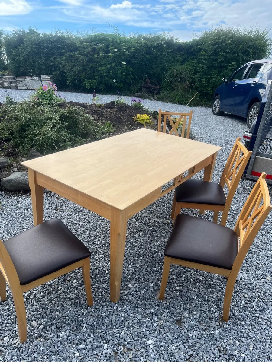 Table and chairs - Image 3