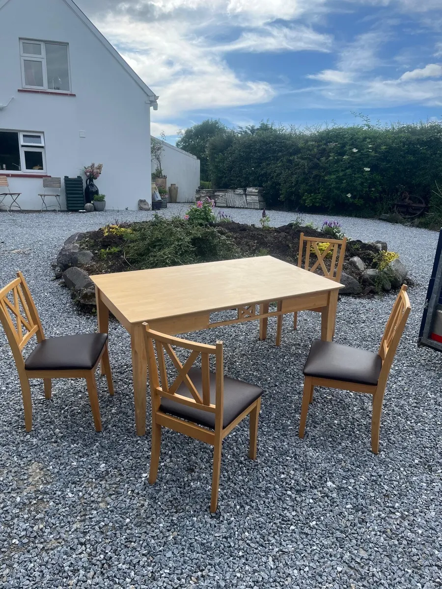 Table and chairs - Image 1