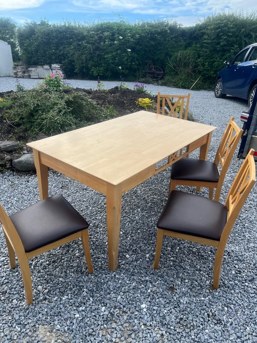 Table and chairs - Image 2