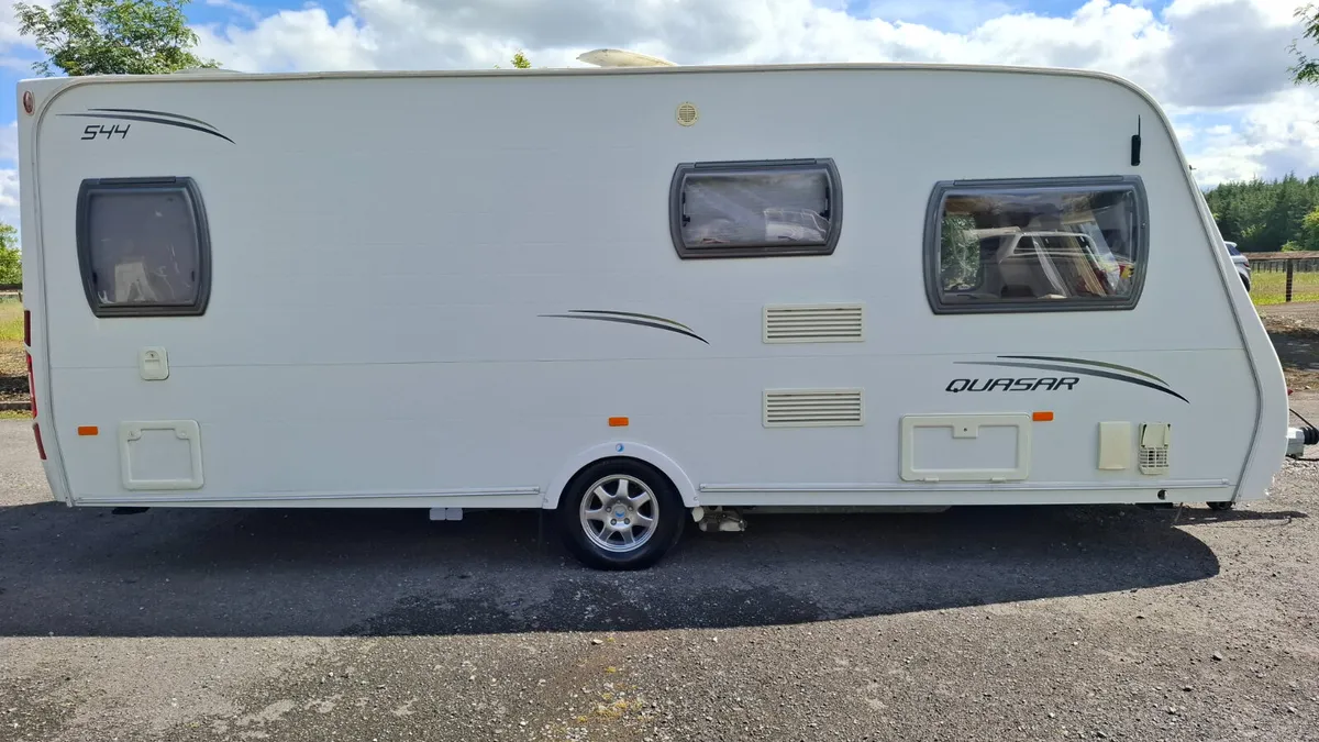 Lunar Quasar fixed bed caravan - Image 3