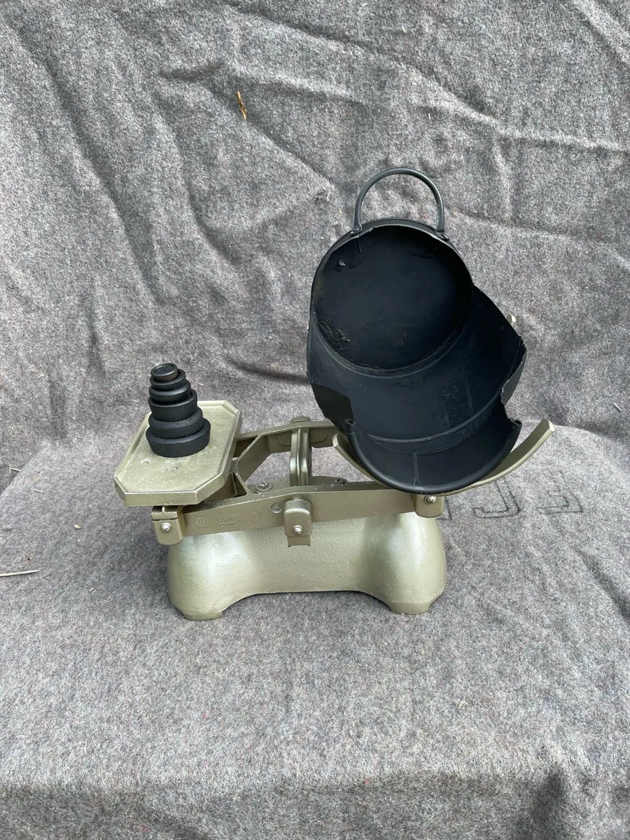 Antique weighing scales - Image 1
