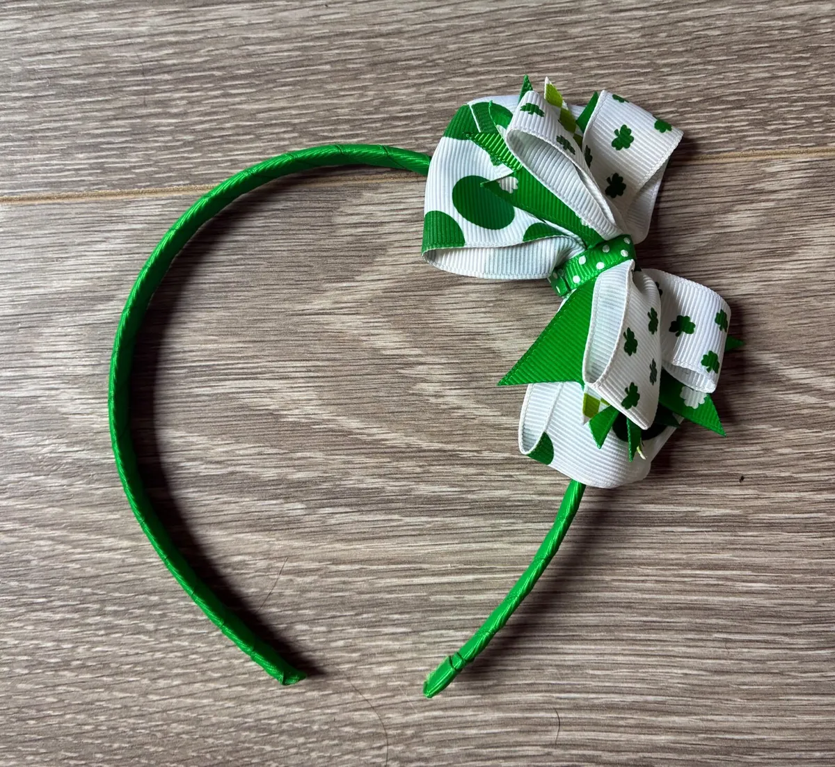 Kids St. Patrick's Day headband features a white b