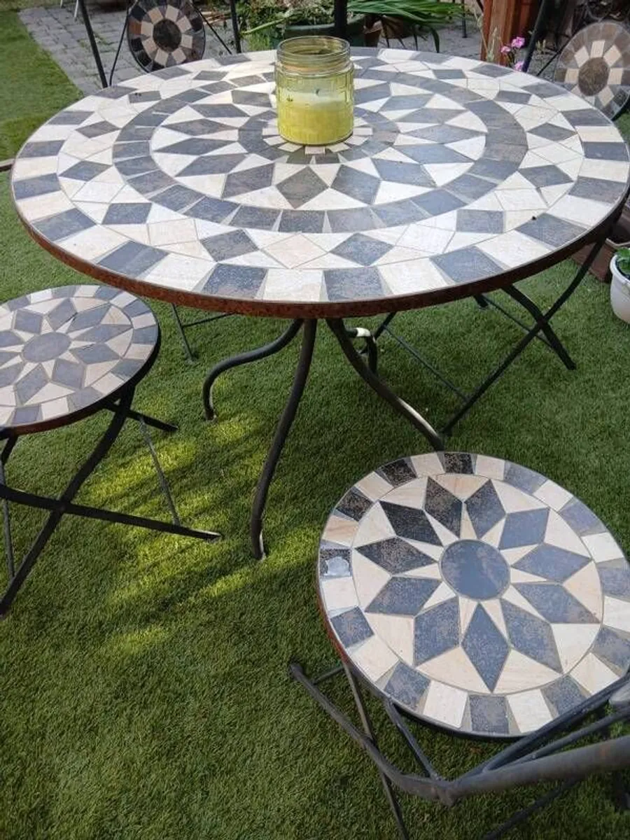 Garden table and 4 chairs - Image 1