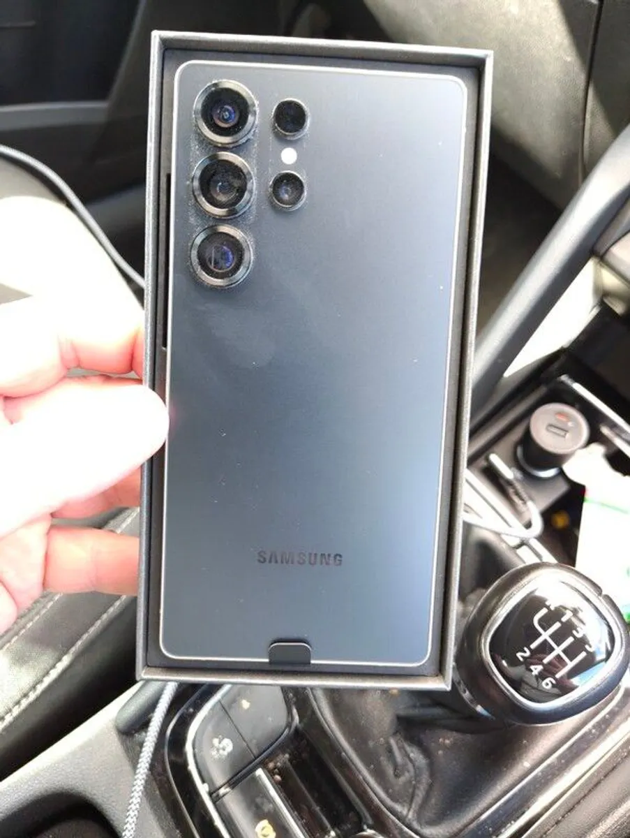 Samsung S25 Ultra Titanium Black 256-12GB Grade Activatied 3 weeks Fully Boxed Would pass as Brand New Open Trade or Swap - Image 1