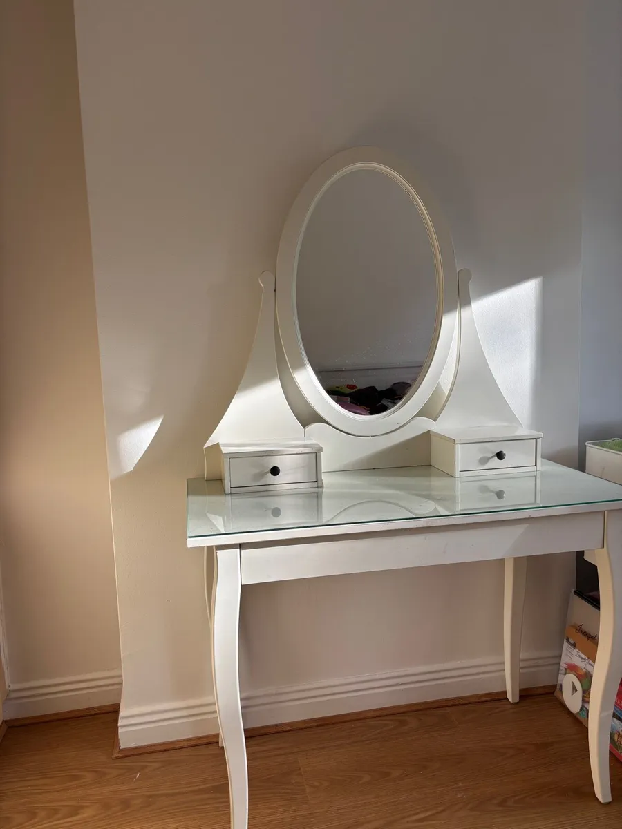 Vanity dresser - Image 1