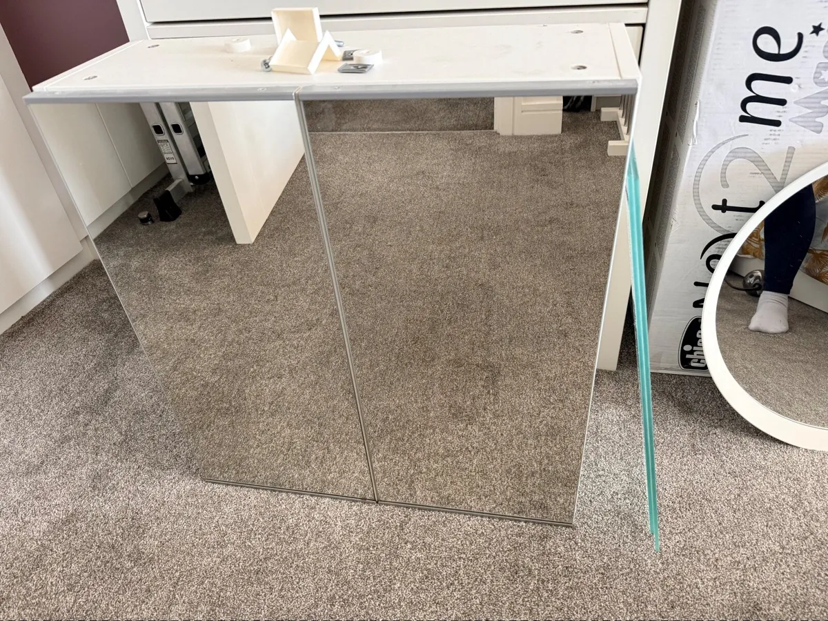 Light, mirror and bathroom cabinet - Image 3