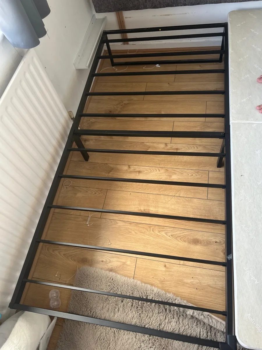 single metal bed frame - Image 1