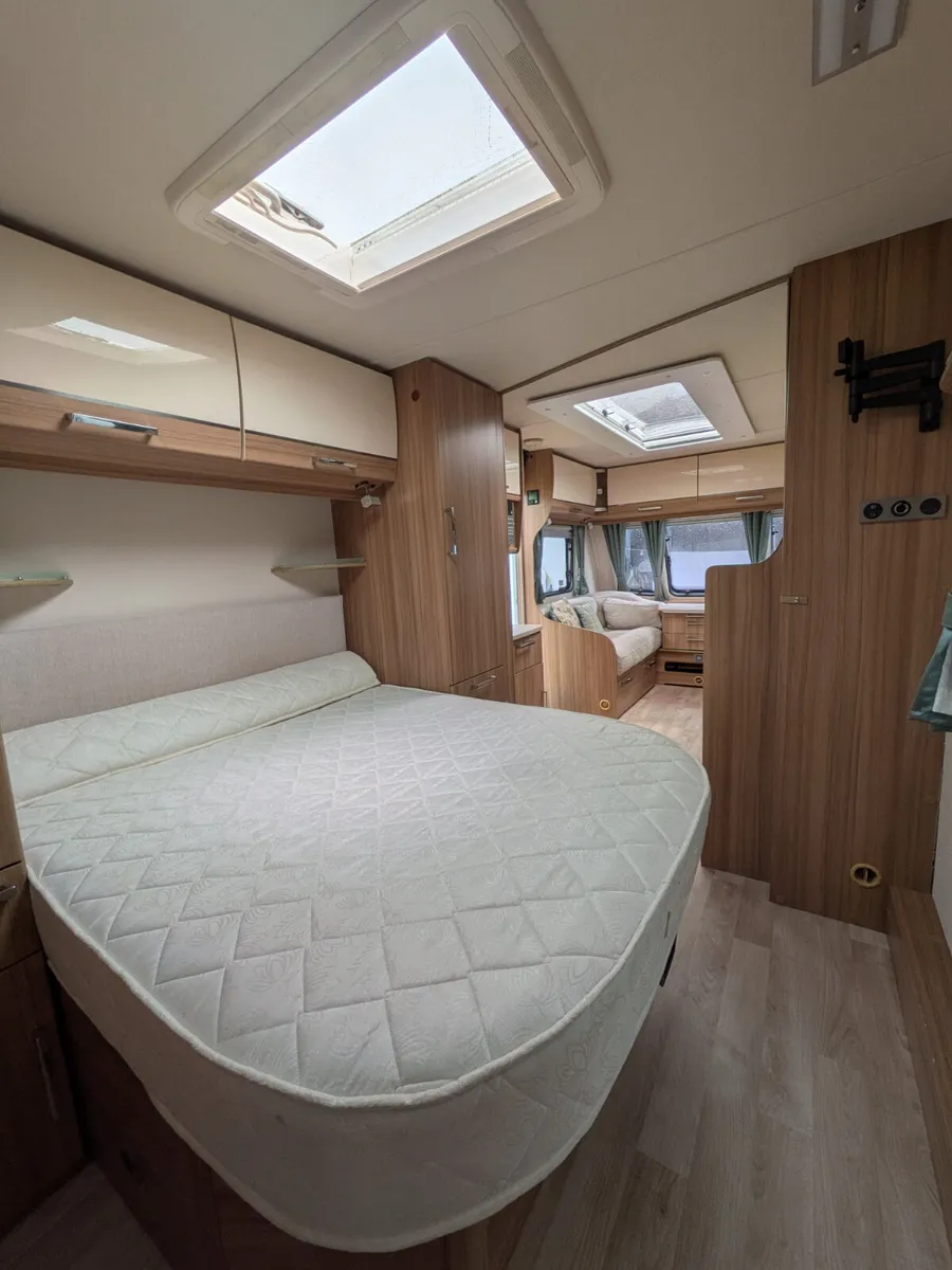 2015 Lunar Ultima 560 | Fixed Island Bed | 4 Berth - Image 4