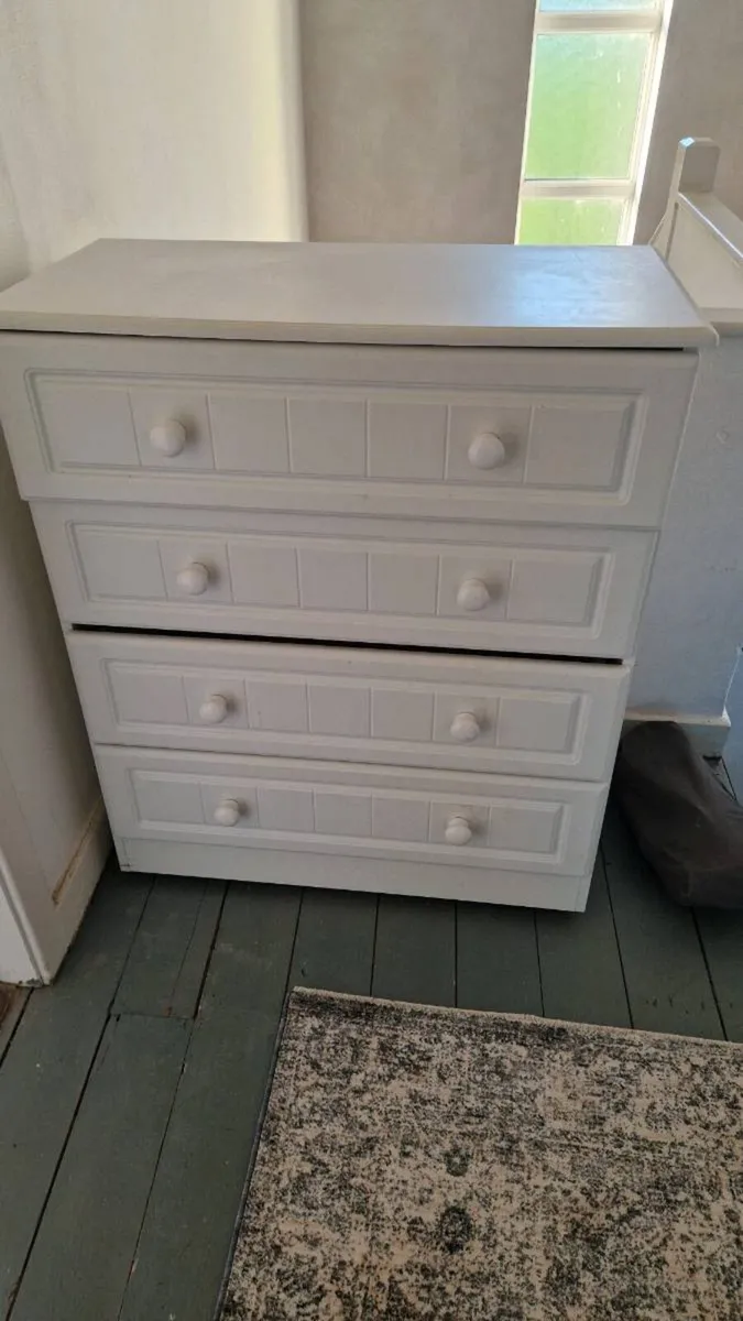 Chest of drawers - Image 1