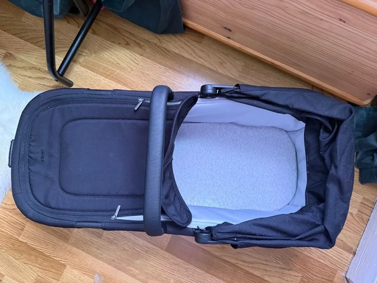Joolz Aer2 Carrycot - Image 3