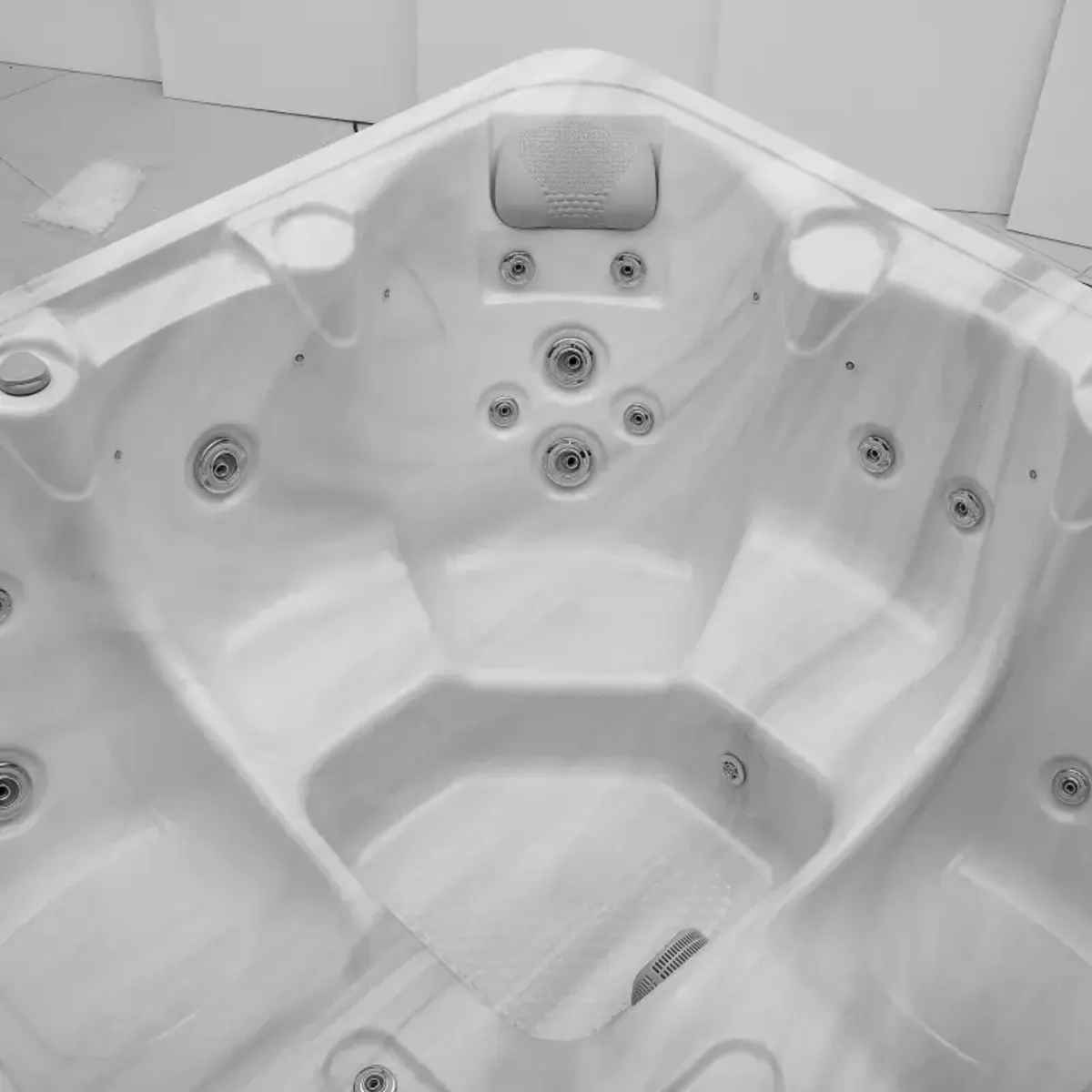 New Vela Spa 5 Person Hot Tub - Image 2