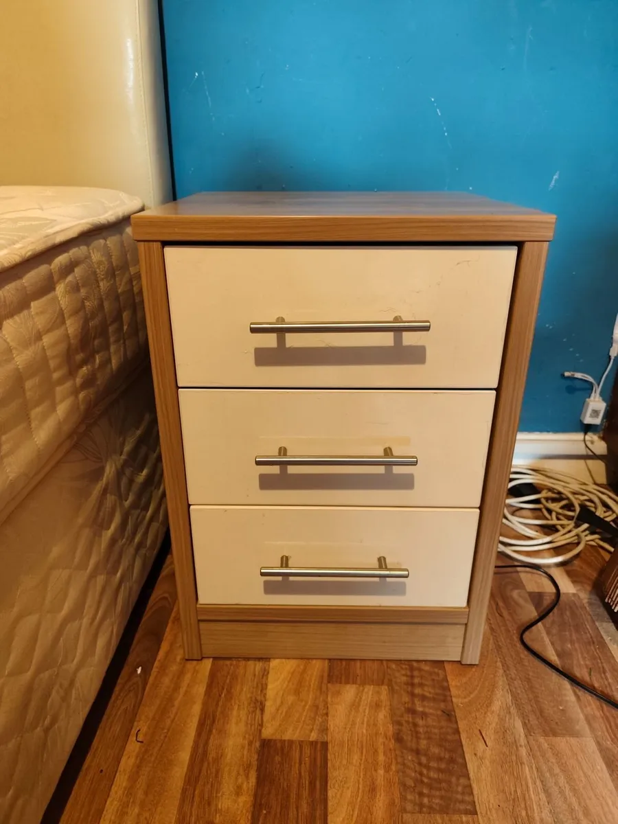 Single bed and locker - Image 2