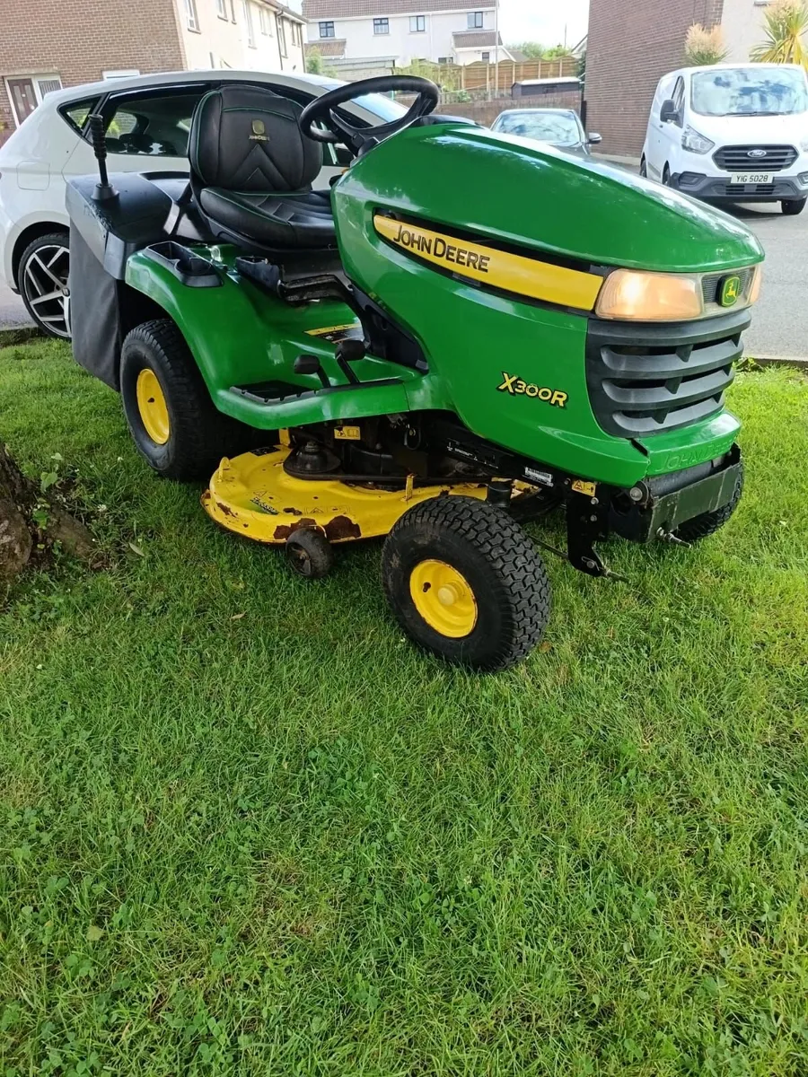 John Deere commercial grade petrol ride on lawnmow - Image 4
