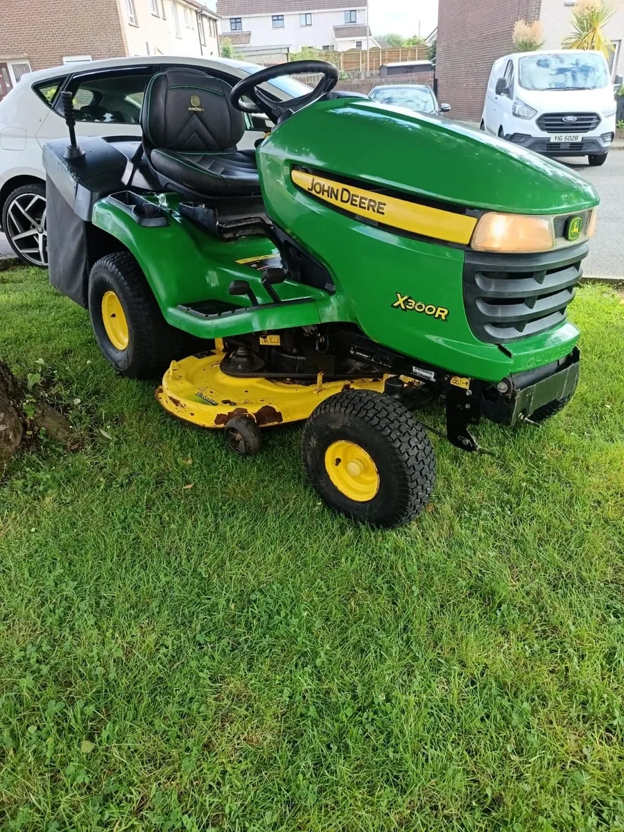 John Deere commercial grade petrol ride on lawnmow - Image 1