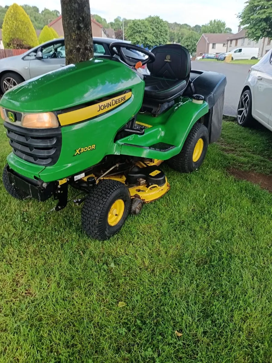John Deere commercial grade petrol ride on lawnmow - Image 2