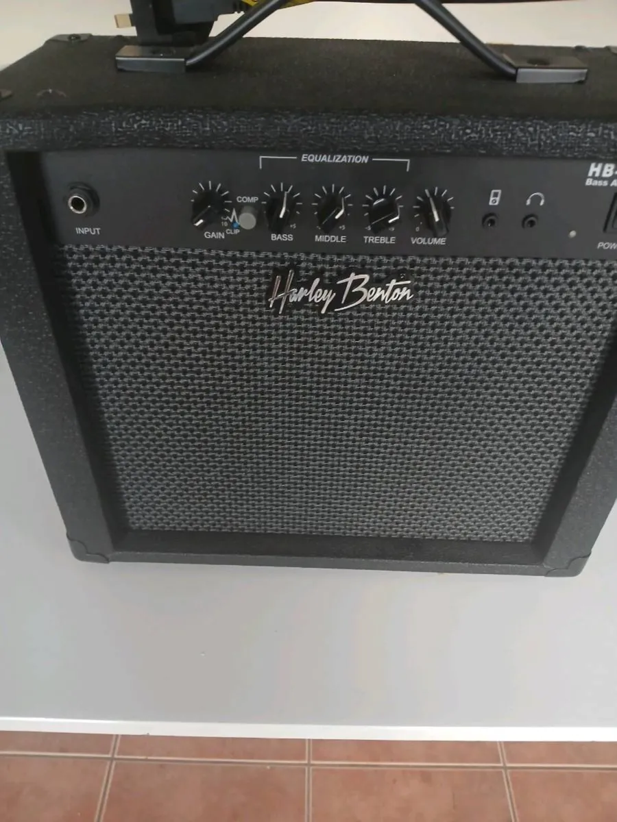 Bass guitar amp - Image 1
