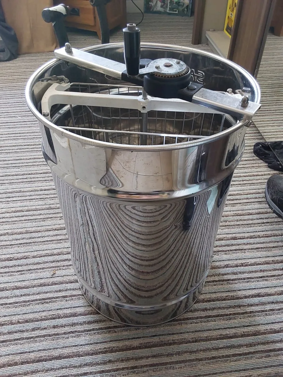 Honey extractor