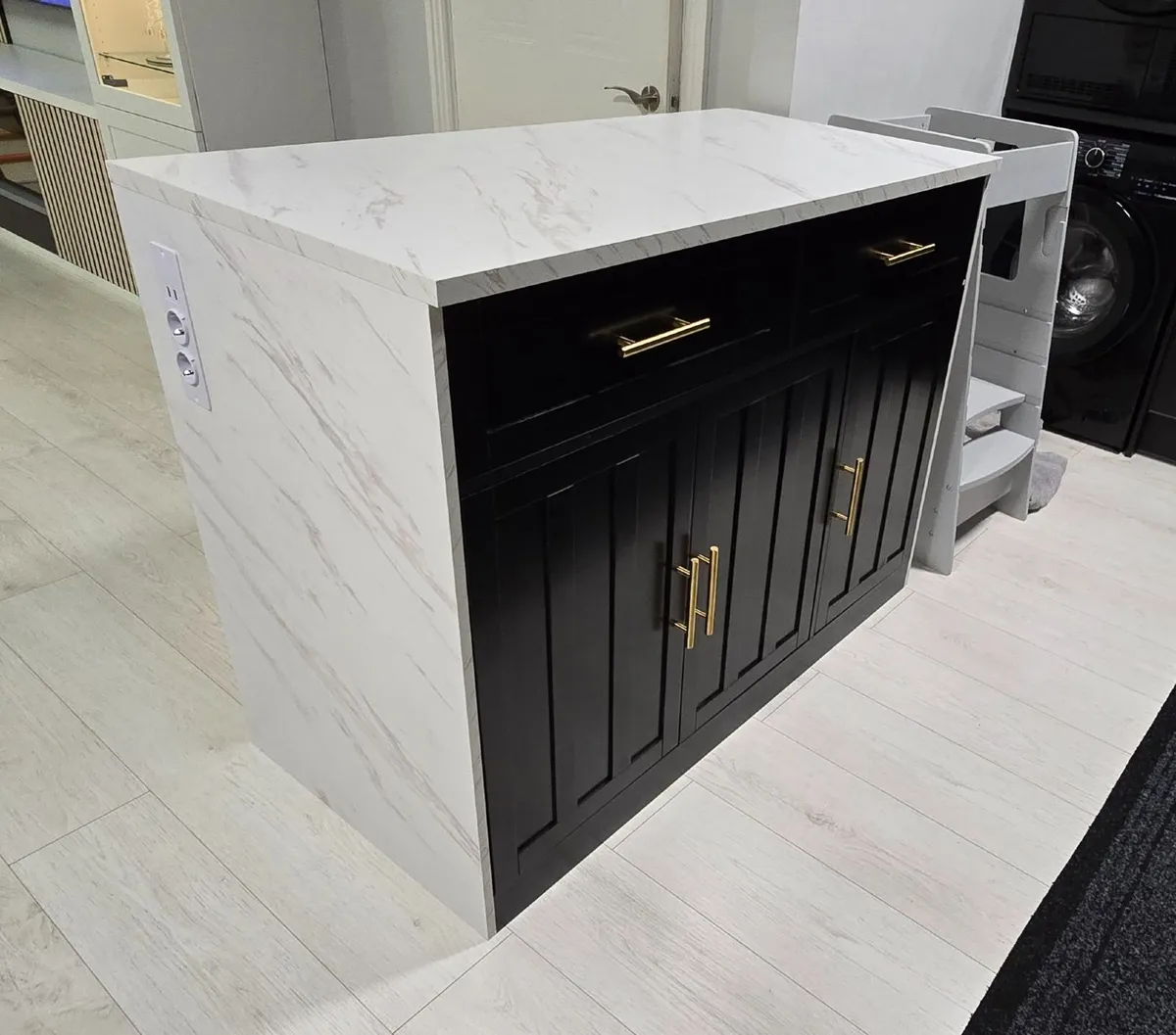 Kitchen island - Image 1