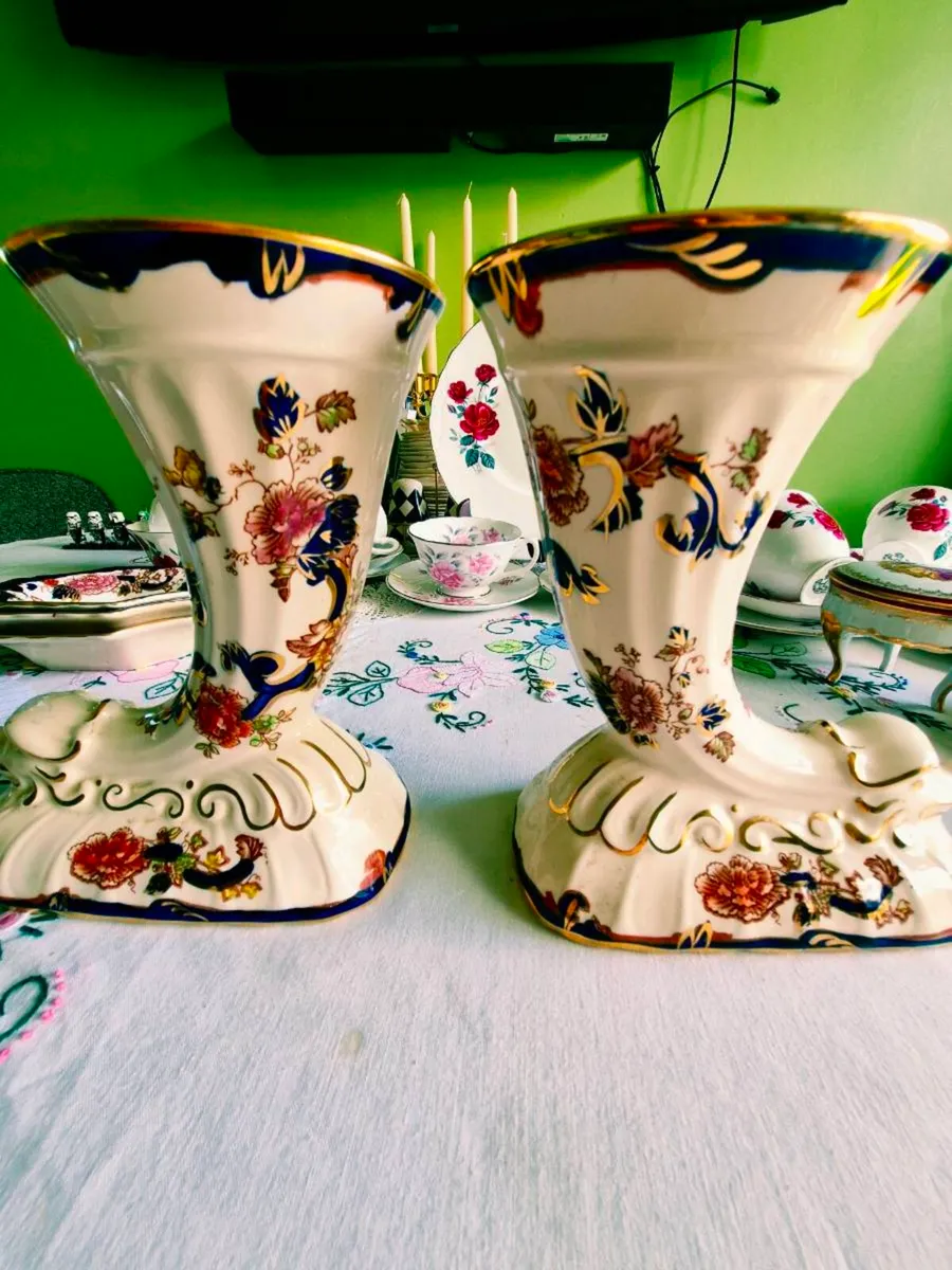 Pair rare "horn of plenty" Mason vases - Image 1