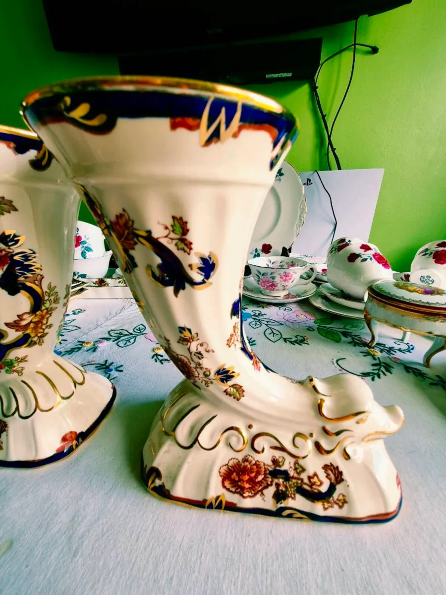 Pair rare "horn of plenty" Mason vases - Image 2