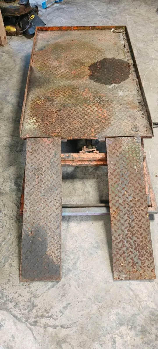 Hydraulic lift - Image 1