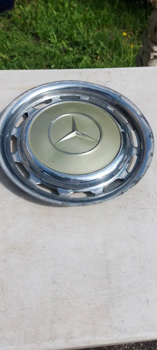 Mercedes  Metal HUb  Caps - Image 4