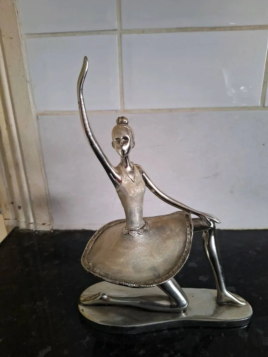 Two lovely metal ballerina ornaments - Image 1