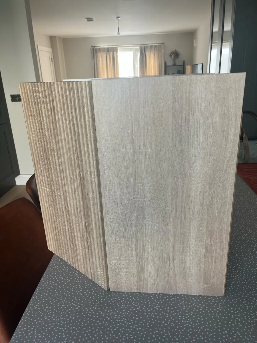2 x Reed effect oak bathroom cabinets - Image 3