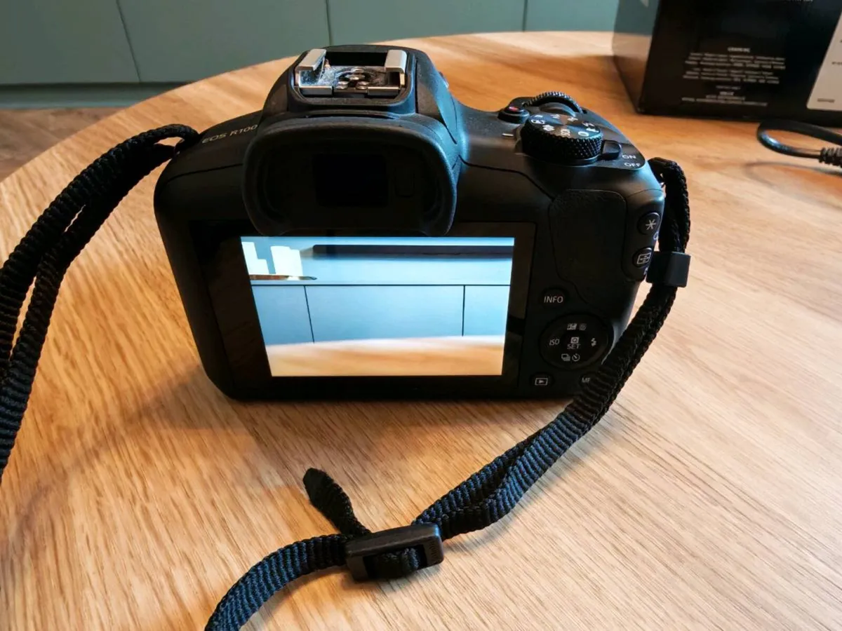 Canon EOS R100 Mirrorless Camera - Image 4