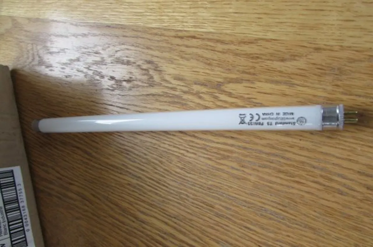 8 W Fluorescent Lamps x 18 for Sale - Image 4