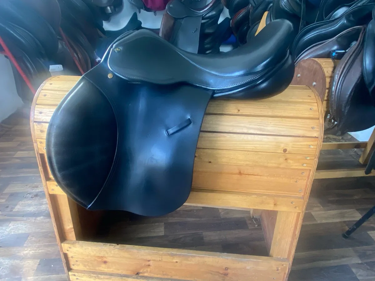 Ideal wide 17.5 black Leather saddle - Image 1
