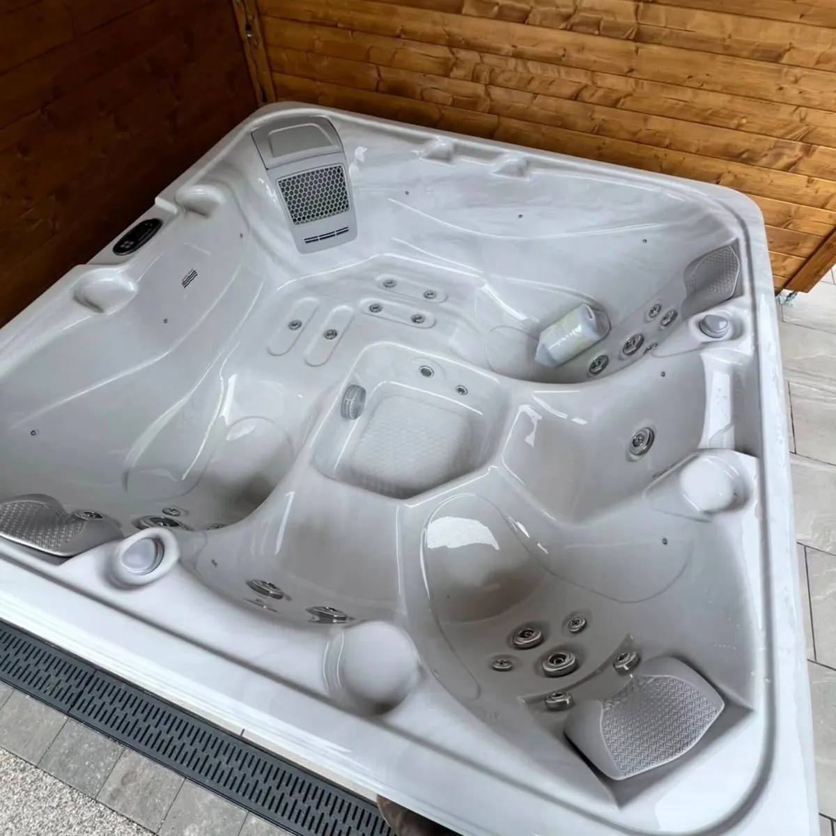 New Vela Spa 5 Person Hot Tub - Image 1