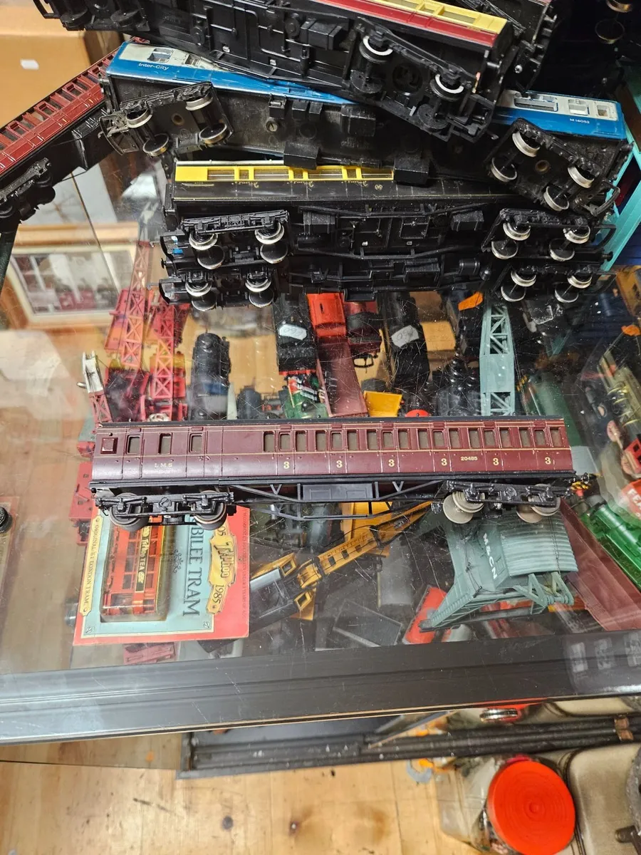 Hornby Triang Lima OO Gauge Carraige - Image 1