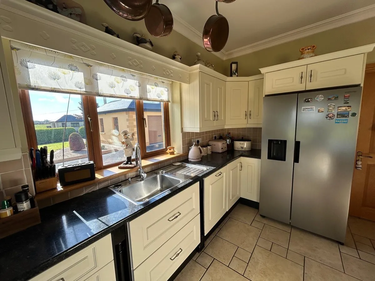 Kitchen with island, table and bench - Image 4